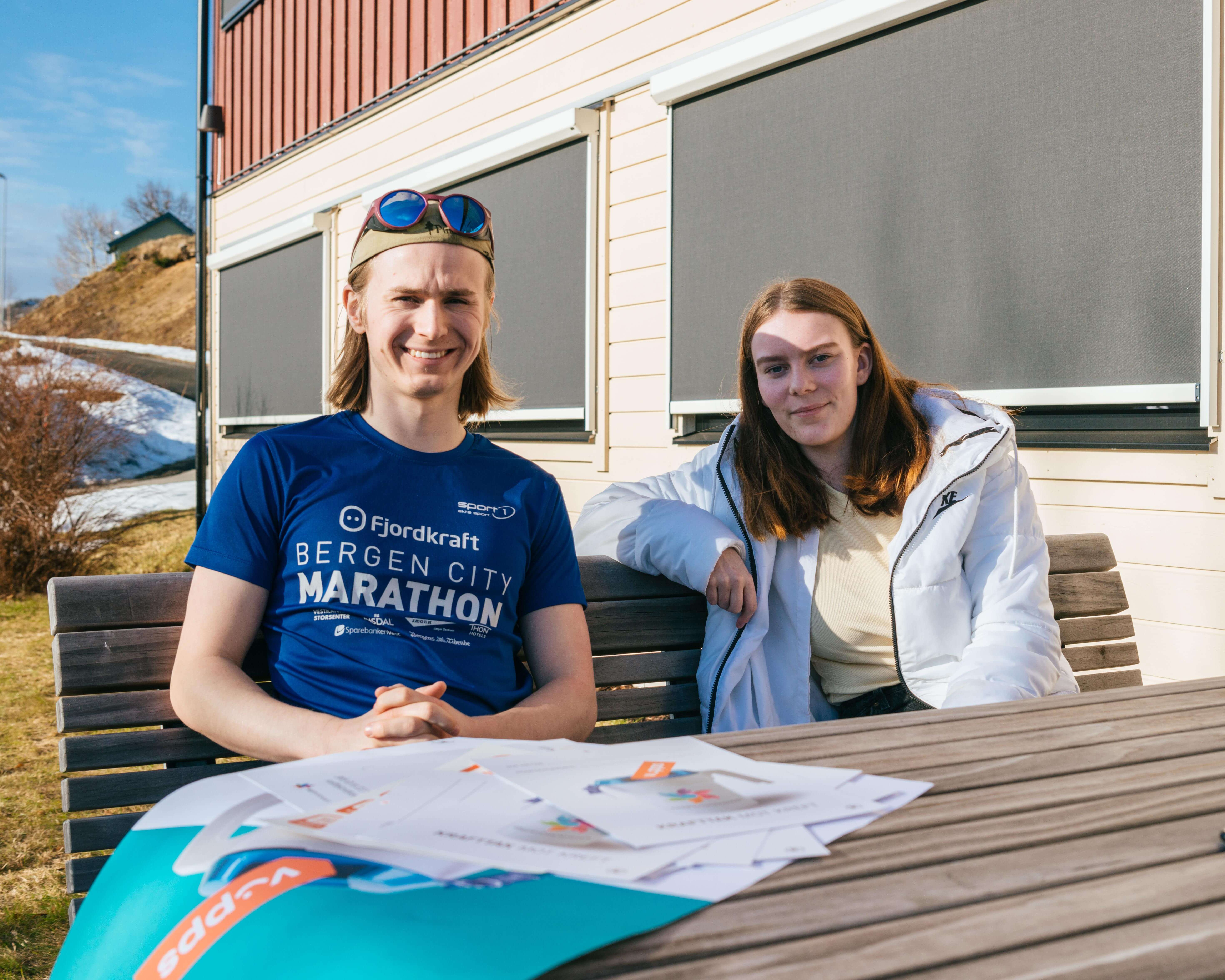 Viktig: Aksjonsleder, Ty Ellefsen, og russepresident, Hannah Andreassen, mener det er viktig å støtte opp om kreftsaken. Foto: Anders Stensland Olsen