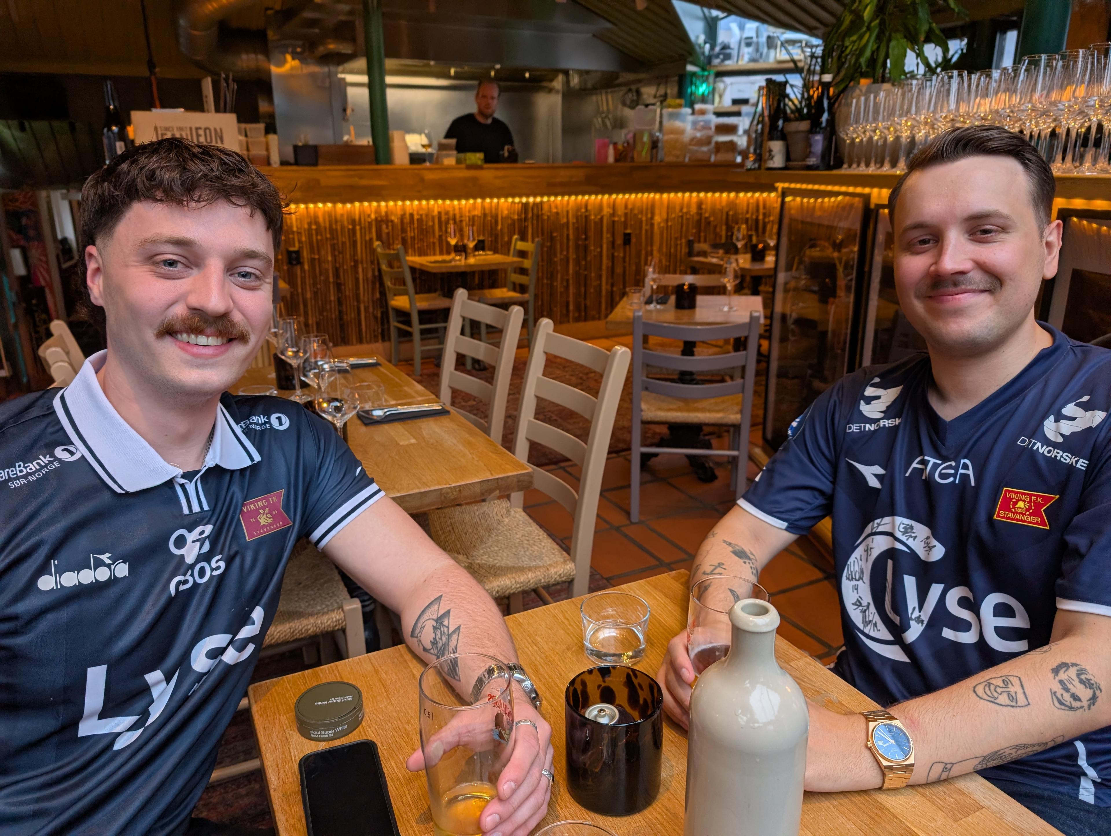 Viking-supporterne Charlie Worrall (t.h) og Marius Trane har tatt turen fra Stavanger til Bodø for å følge gullkampen på Aspmyra. Begge har tro på Viking-seier. Trane tipper 3–2, mens Worrall håper på 3–0 til siddisene. Foto: Fred Eliassen