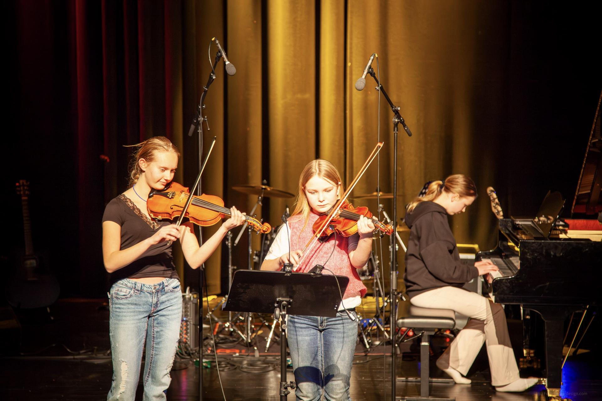 Cecilia, Eira og Lilly spilte den fyrige klezmermelodien «Dance dance» på fiolin og piano. Foto: Peter Krüger