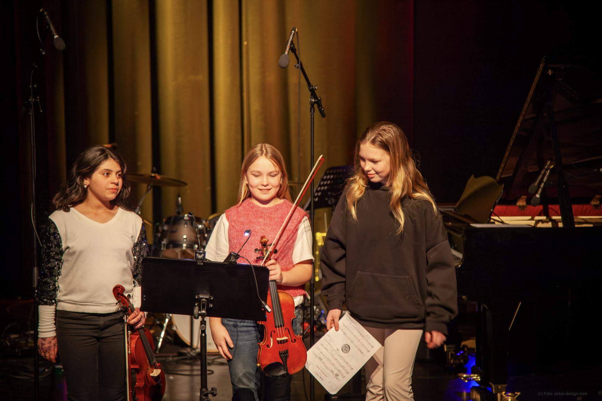 Eira, Mariam og Lilly spilte en polka på fiolin og piano. Foto: Peter Krüger