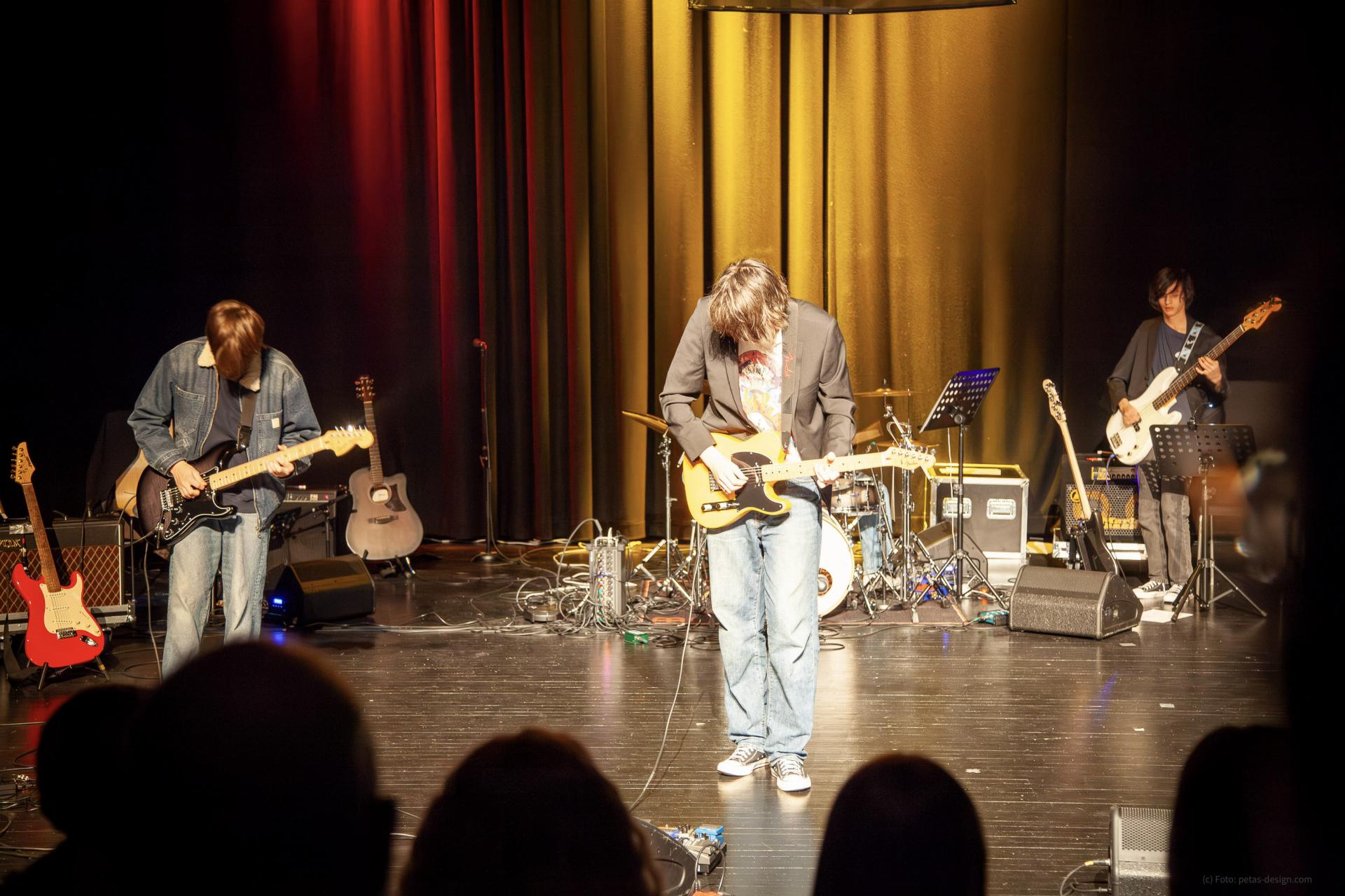 Bandet Screencast rocket med den selvlagede låta «Tears blue», etter at de hadde spilt høytempo-låta «I’m the only ghost» under navnet Screamblast. Foto: Peter Krüger