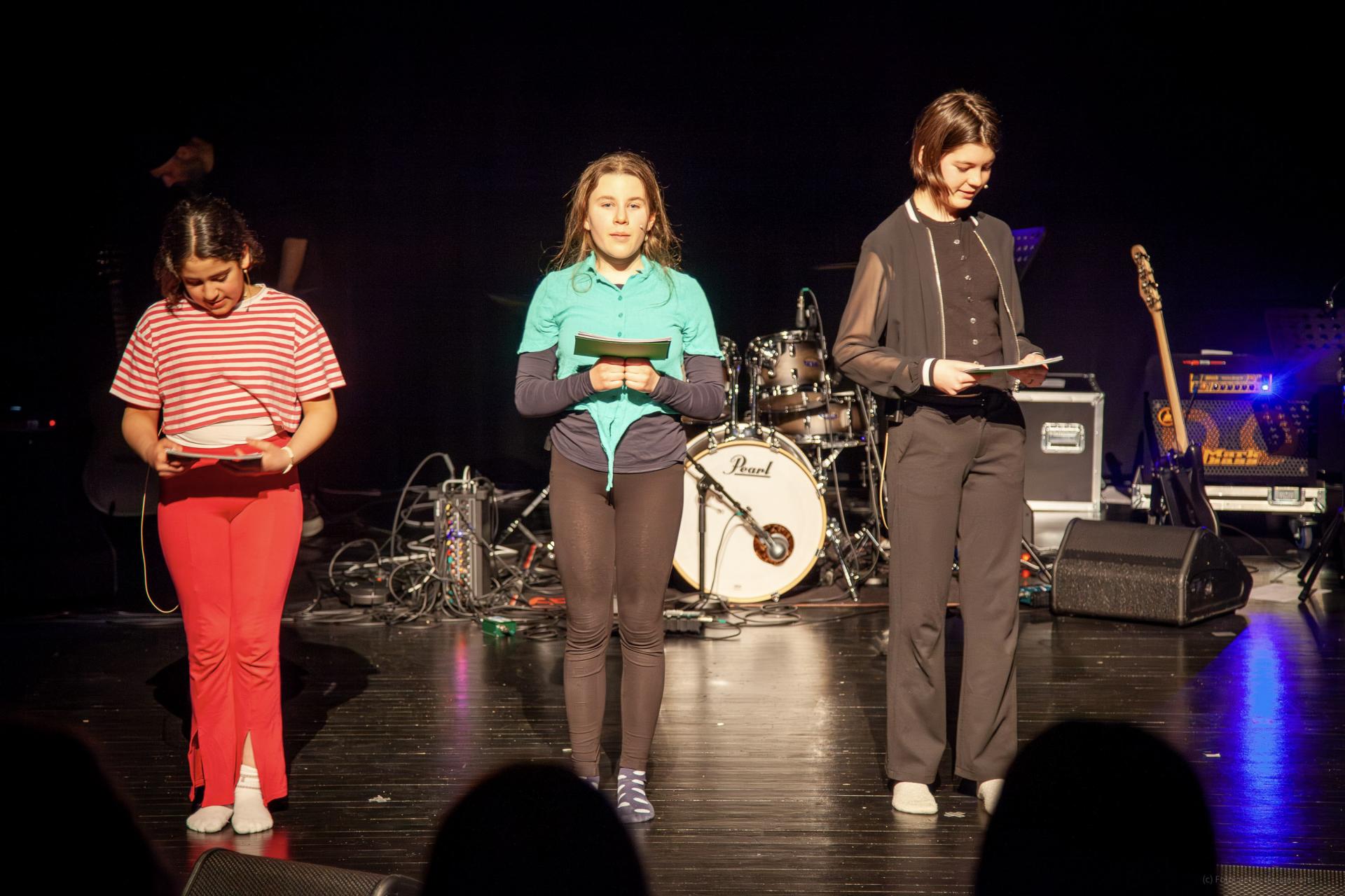 Konferansierene Taghrid, Nora og Anny Margrethe ønsket velkommen på fire språk, og ledet publikum gjennom forestillingen på en stødig måte og med glimt i øyet. Foto: Peter Krüger