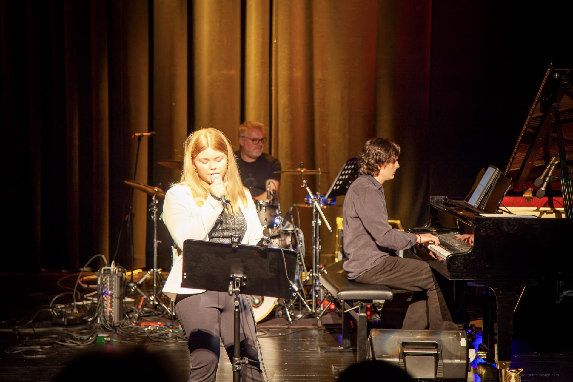 Tonje sang «For vår jord» og Ane Bruns «Make you feel my love». Foto: Peter Krüger