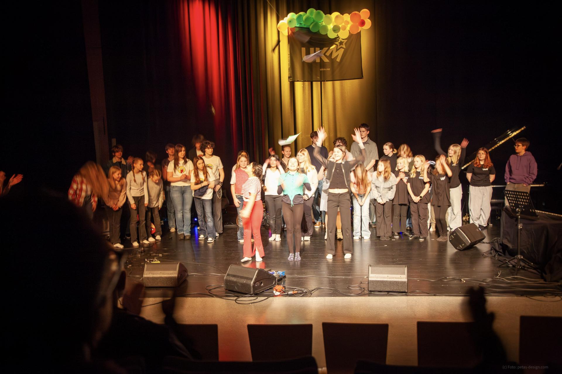 De 32 UKM-deltakerne fikk en velfortjent hyllest av publikum etter endt forestilling. Foto: Peter Krüger