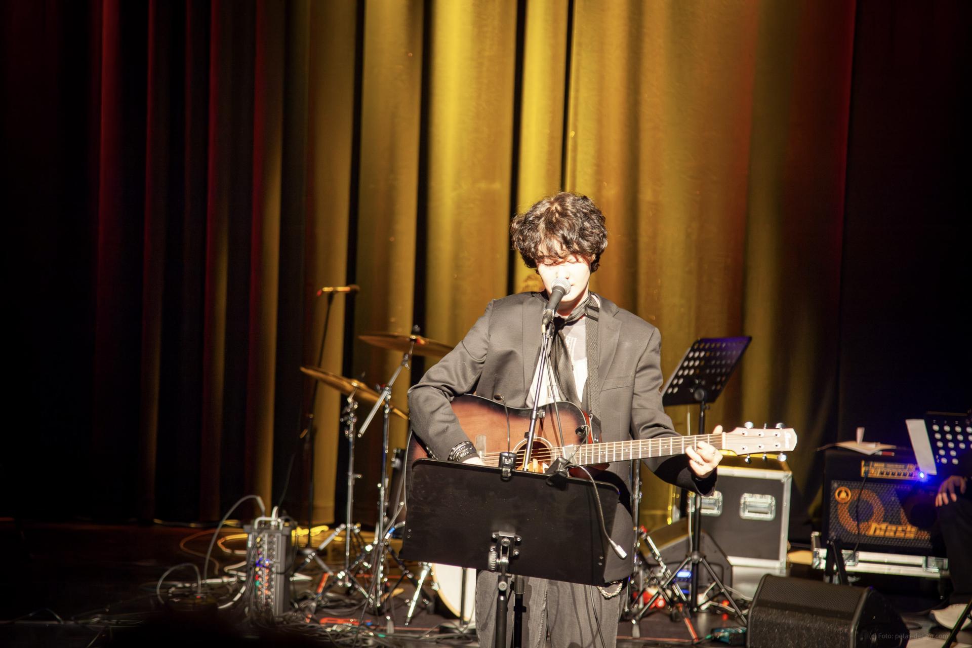 Josefina sang og spilte gitar til «Choose the latter». Foto: Peter Krüger